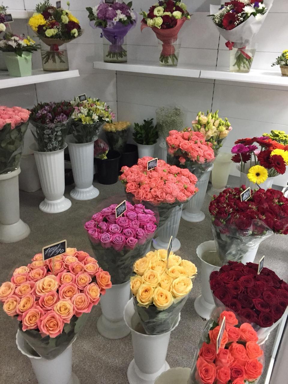 Сколько стоят цветы 2024. Цветы в цветочном магазине. Цветы магазинные. Цветы на продажу. Оборудование для магазина цветов.