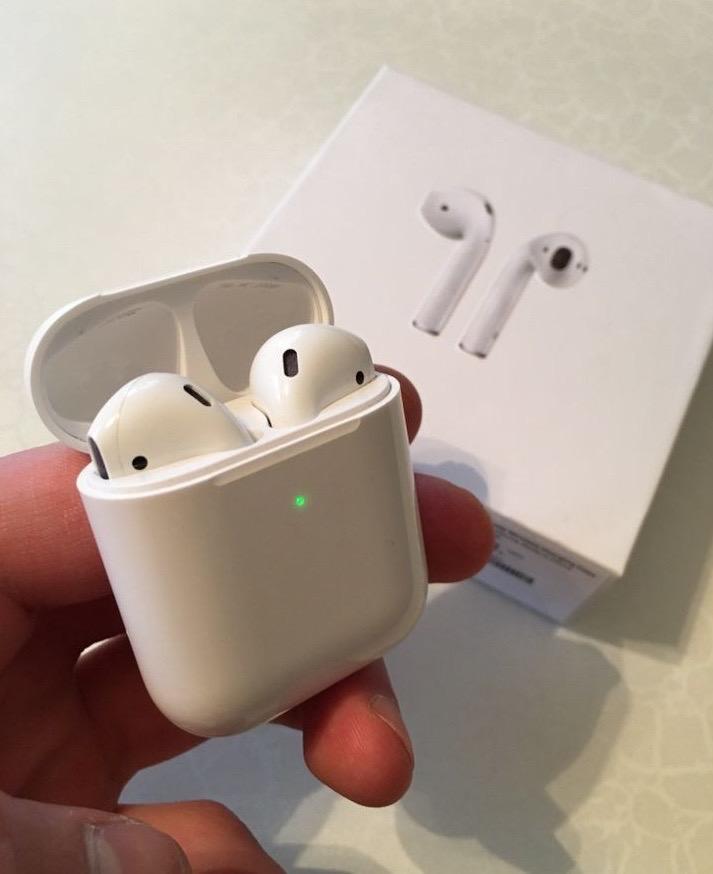 Продать airpods 2. Аирподс 2. Аирподс 2 оригинал. AIRPODS 2.2. Беспроводные наушники аирподс 2.