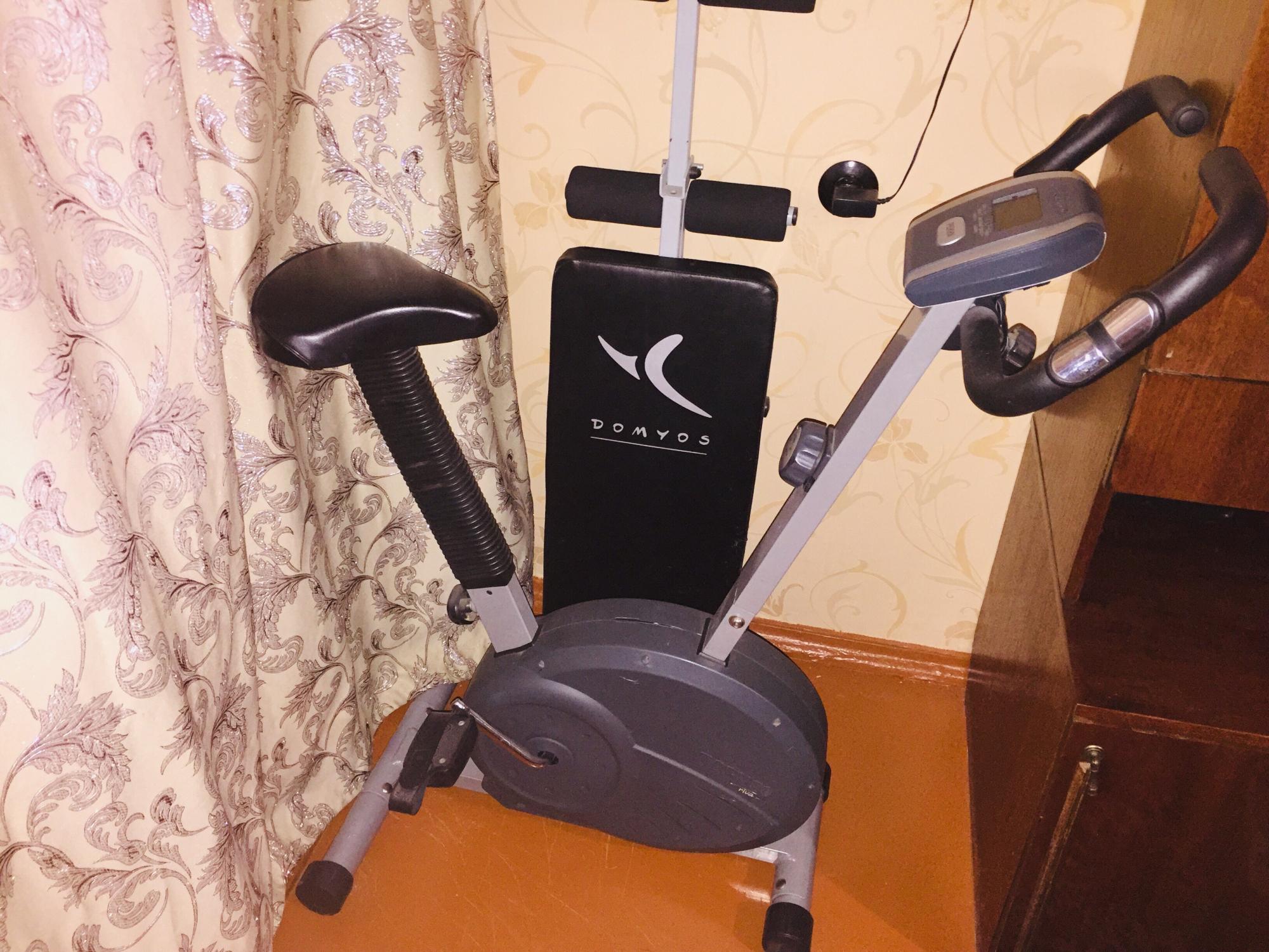 Авито спорт и отдых. Котёнок на велотренажёре.