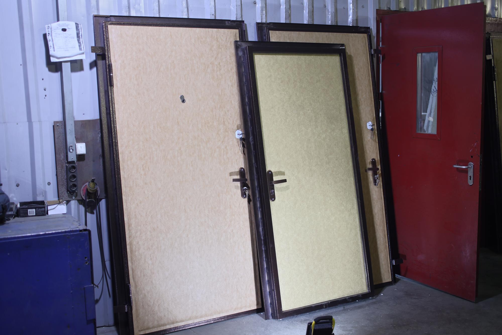 Дверь изолированная. Дверь металлическая утепленная. Утеплитель для железной двери. Утепленная металлическая дверь с деревом. Утеплитель для металлического ящика.