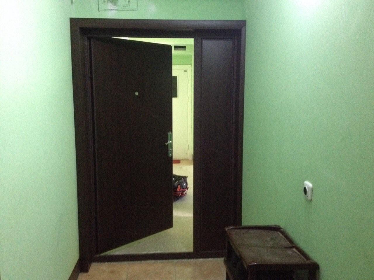 Дверь в подъезд. Дверь в квартиру в подъезде. Дверь в подъезд. Дверь в квартиру в подъезде. Открытая дверь в квартиру.