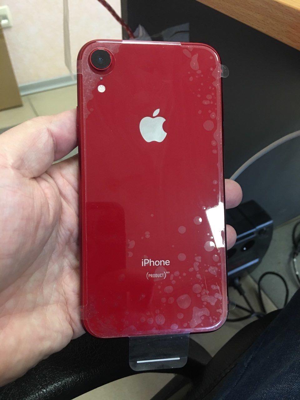 Айфон 11 сзади красный