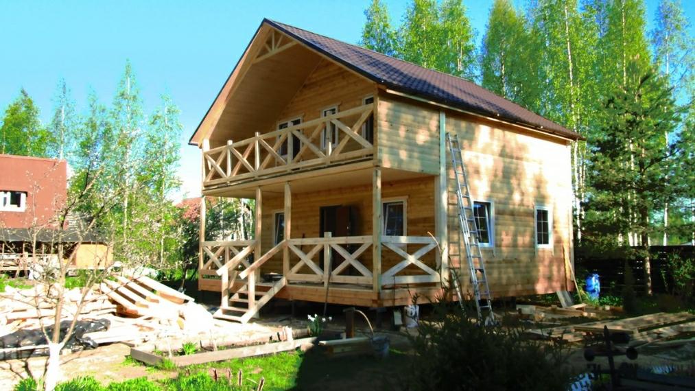 Компания дом видео. Двухэтажный деревянный дом с верандой с торца дома фото.