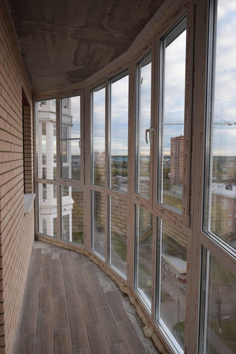 Панорамные окна на балконе