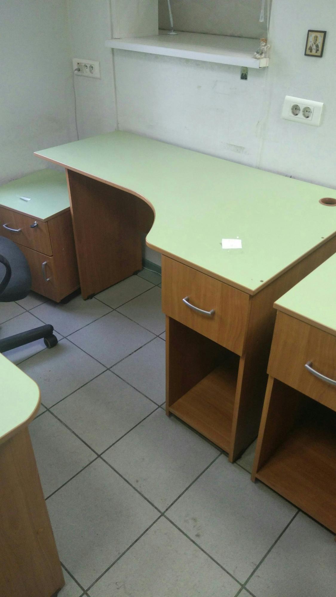 Мебель стенка трембита. Отдам даром г. Старые кожаные диваны даром. Лиды даром. Магазин мебель даром.