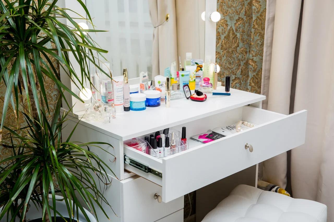 Туалетный столик современный. Стол для макияжа. Туалетный столик make up bms. Стол для косметики. Стол для косметики.